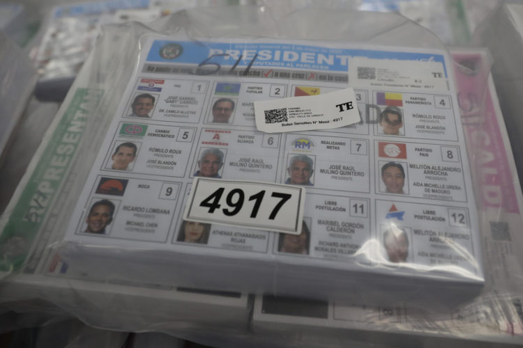 Fotografía de una bolsa con papeletas electorales este 4 de mayo de 2024, en una bodega en Ciudad de Panamá (Panamá). EFE/ Bienvenido Velasco