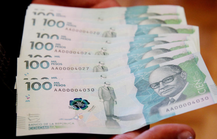 Fotografía de archivo en donde se ven billetes de 100.000 pesos colombianos. EFE/Leonardo Muñoz