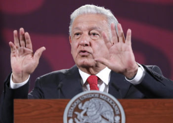 López Obrador pide ayuda a las empresas ante los apagones pero defiende el modelo público