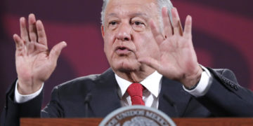 López Obrador pide ayuda a las empresas ante los apagones pero defiende el modelo público