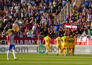 1-2. Lewandowski da ventaja al Barça con un gol de penalti en el añadido