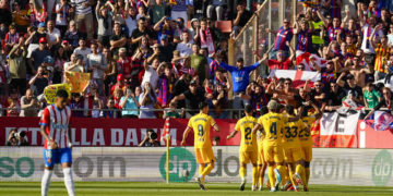 1-2. Lewandowski da ventaja al Barça con un gol de penalti en el añadido