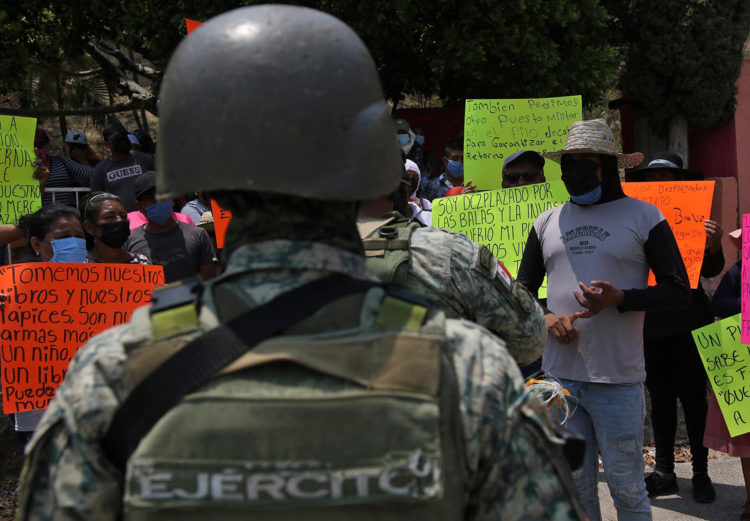 Habitantes de comunidades de la sierra de Guerrero protestaron este jueves en la comunidad de Chichihualco, perteneciente al municipio de Chilpancingo en Guerrero (México). EFE/José Luis de la Cruz