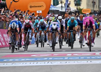 Merlier para los pies a Milan, Pogacar firme de rosa