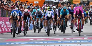 Merlier para los pies a Milan, Pogacar firme de rosa