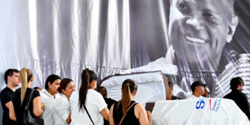 Artistas y seguidores del vallenato homenajean al cantautor colombiano Omar Geles