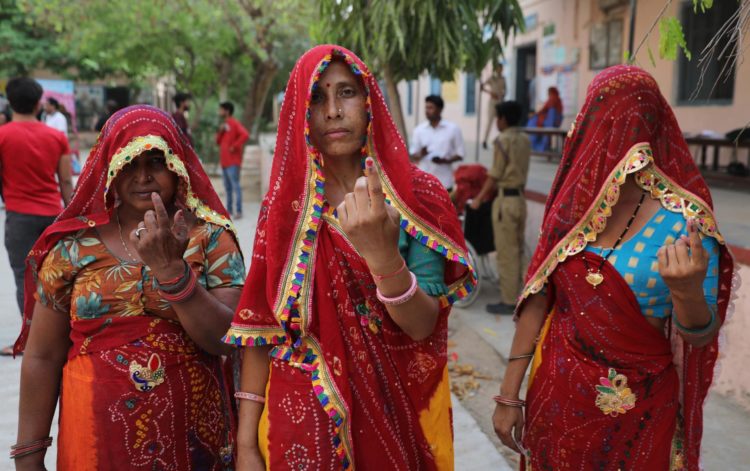 Mujeres enseñan tinta indeleble en su pulgar tras votar en las elecciones indias. (Elecciones) EFE/EPA/RAJAT GUPTA