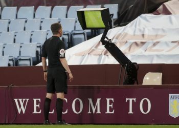 La Premier League se inclina a mantener el VAR