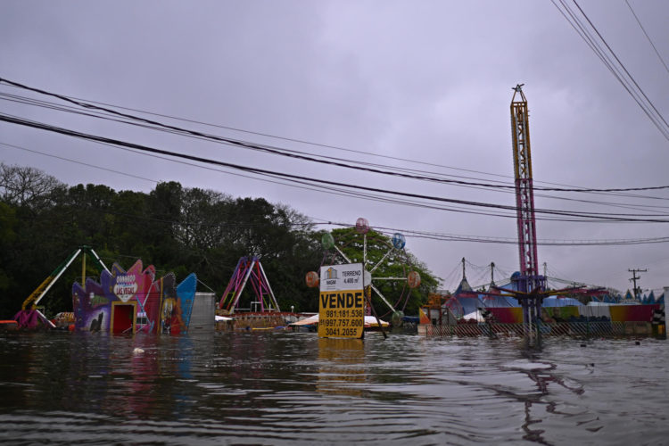 Fotografía de un parque de diversiones una zona inundada este jueves en el municipio de Canoas, estado de Rio Grande do Sul (Brasil). EFE/ Andre Borges