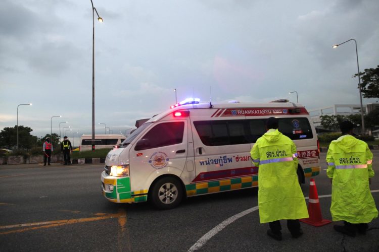Fotografía de archivo de una de las ambulancias desplegadas tras las turbulencias sufridas por un vuelo de Singapur Airlines que le obligaron a realizar un aterrizaje de emergencia en Bangkok el pasado 21 de mayo. EFE/EPA/RUNGROJ YONGRIT