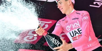 Pogacar se dispara en la crono y blinda la maglia rosa