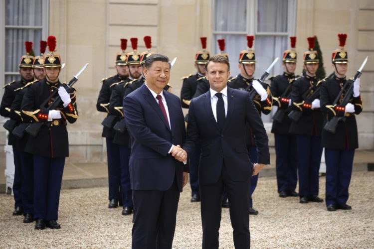 El presidente de Francia, Emmanuel Macron, y su homólogo chino, Xi Jinping. EFE/EPA/YOAN VALAT