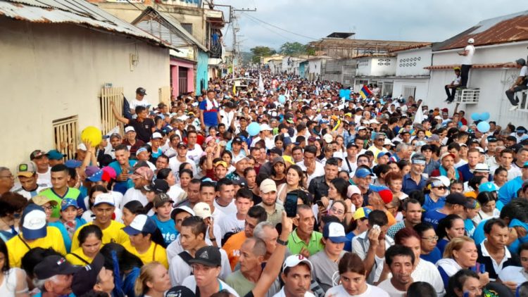 Aspecto de la concentración celebrada en la calle comercio de Sabana de Mendoza con la presencia de MCM.