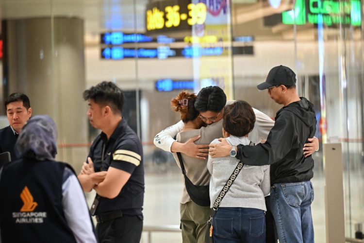 Un pasajero del accidentado vuelo de Singapur Airlines se abraza con sus familiares tras su llegada a la ciudad-Estado asiática.
 EFE/EPA/ARIFFIN JAMAR / THE STRAITS TIMES SINGAPORE OUT EDITORIAL USE ONLY EDITORIAL USE ONLY