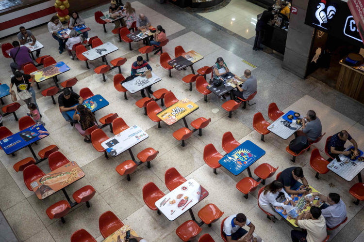 Fotografía que muestra personas mientras comen en una plazoleta de un centro comercial el 16 de mayo del 2024, en Caracas (Venezuela).  EFE/Miguel Gutierrez
