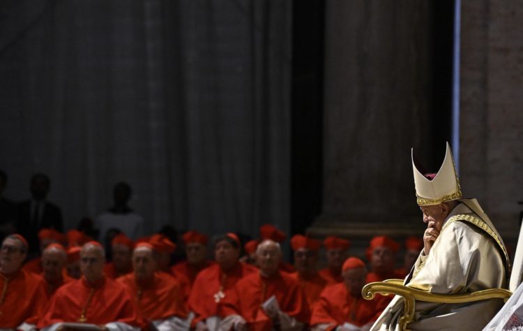 El papa Francisco presenta en una ceremonia en el atrio de la basílica de San Pedro la bula que oficializa el gran Jubileo de 2025. EFE/EPA/Riccardo Antimiani