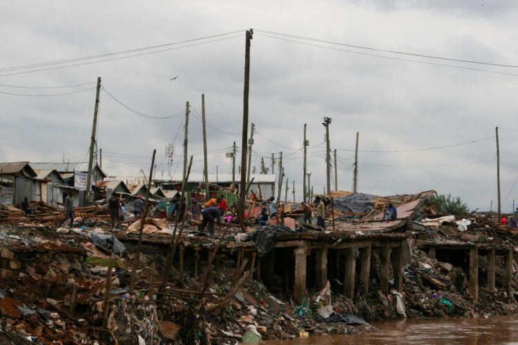 Habitantes de Mukuru, en Nairobi, trabajan sobre los restos de lo que fueron sus casas, tras los efectos devastadores de las fuertes lluvias en Mukuru, un barrio marginal en Nairobi, y la demolición de viviendas pegadas al río., en una fotografía de archivo. EFE/Carlos Expósito