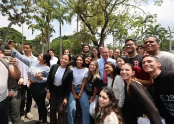 Edmundo González visitó la UCV en pro de la educación de calidad