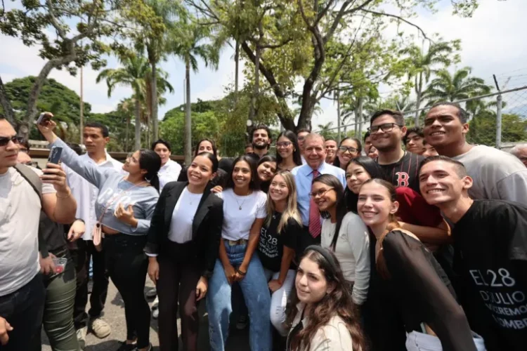 Edmundo González Urrutia con los estudiantes de la UCV luego de conferencias y discursos sobre su meta de una educación de calidad para todos. / Foto Cortesía de Cuenta de X @EdmundoGU