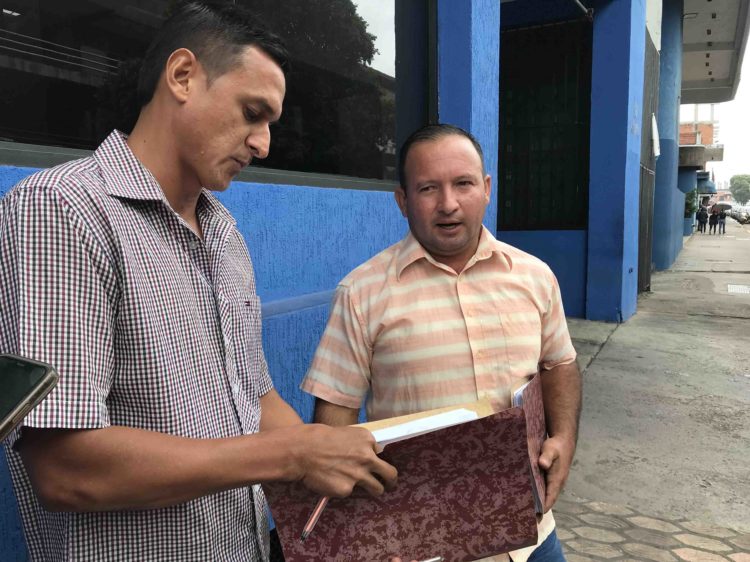 Los concejales José Mora y Dennis Avendaño denunciaron este martes 21 de mayo ante la Fiscalía 23 del Ministerio Público y la Contraloría al alcalde de la localidad por presunta malversación de fondos. Foto: Carlos Ramírez