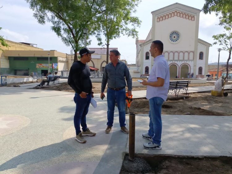 Concejal Reyes conversa con los encargados de la obra