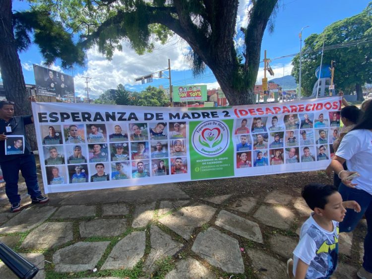 Madres de desaparecidos protestaron en plaza Daniel Tinoco de San Cristóbal, exigiendo respuestas de su paradero. Foto: Mariana Duque