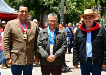 Gobernador de Mérida entregó Orden 23 de Mayo Libertadores a Pedro Pineda