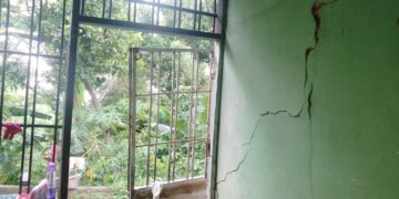 Colapso de cloacas en Santa Cruz afecta a 25 familias y pone en riesgo una vivienda