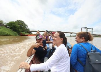 María Corina Machado cruza el río Apure en canoa para promover el voto opositor