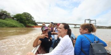 María Corina Machado cruza el río Apure en canoa para promover el voto opositor