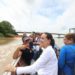 María Corina Machado cruza el río Apure en canoa para promover el voto opositor