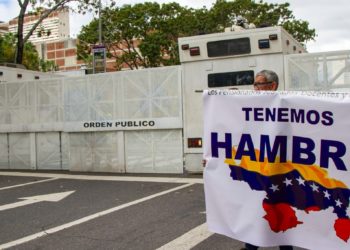“El salario no me alcanza ni para el pasaje”, confiesa docente que vende helados y dulces para sobrevivir