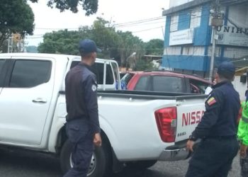 Choque entre dos vehículos deja una mujer lesionada