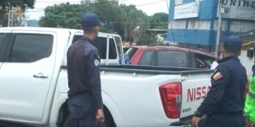 Choque entre dos vehículos deja una mujer lesionada