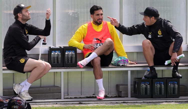 Emre Can (C), capitán del Borussia Dortmund, junto al entrenador Edin Terzic (D), durante una pausa del entrenamiento, en el Día Abierto a los Medios con motivo de la final de la Liga de Campeones. EFE/EPA/FRIEDEMANN VOGEL