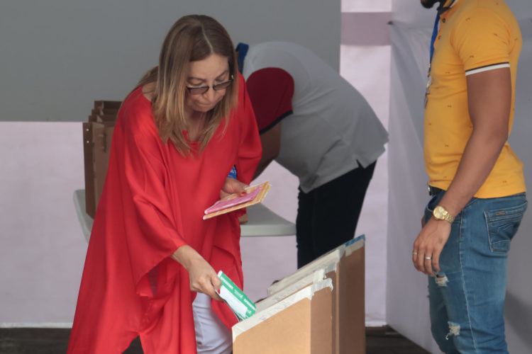 Una mujer vota en la jornada de elecciones generales en Ciudad de Panamá (Panamá). Las EFE/ Gabriel Rodríguez