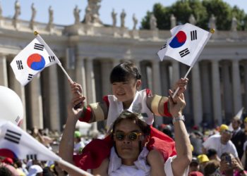 El papa celebra una misa para miles de niños y pide que recen para que no haya guerras
