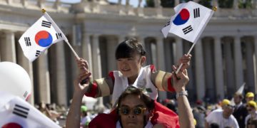 El papa celebra una misa para miles de niños y pide que recen para que no haya guerras