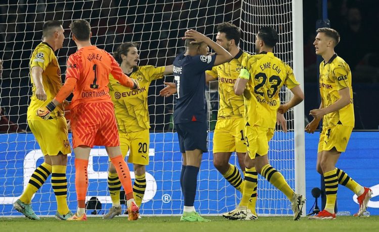 Kylian Mbappe se lamenta rodeados de jugadores del Dortmund durante el partido de vuelta de semifinales de la UEFA Champions League entre PSG y Dortmund en el Parque de los Príncipes de París. EFE/EPA/YOAN VALAT