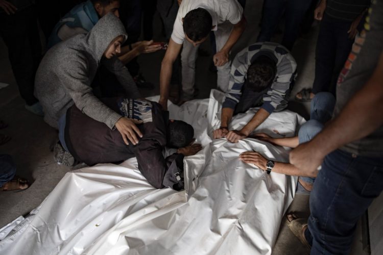 Palestinos muertos por el bombardeo del Ejército de Israel en el campo de refugiados de Rafah (al sur de Gaza). EFE/EPA/HAITHAM IMAD