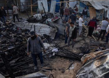 Israel dice que explosión por municiones de Hamás causó incendio que mató a 45 en Rafah