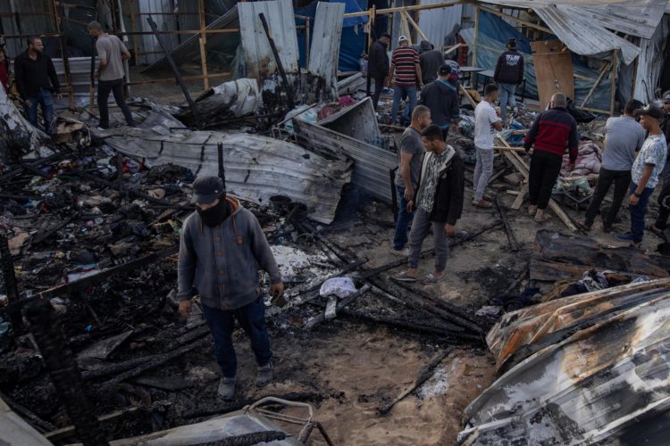 Palestinos inspeccionan los daños después de una incursión del Ejército israelí en un campamento en una zona designada para personas desplazadas en Rafah, en el sur de la Franja de Gaza, el 27 de mayo de 2024. EFE/EPA/HAITHAM IMAD