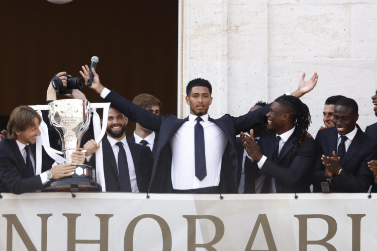 El jugador del Real Madrid Jude Bellingham celebra con la afición la copa de LaLiga en la Real Casa de Correos durante los actos de celebración de la trigésimo sexta Liga conseguida por el equipo. EFE/Daniel González