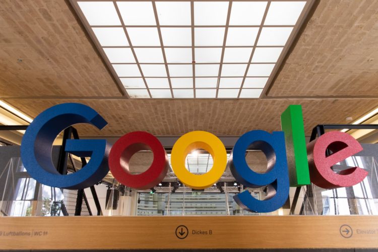 Google lanza un plan de 5.000 becas para estudiantes. Fotografía de archivo fechada el 24 de junio de 2019 donde se muestra un logotipo de Google en las oficinas de Google en Berlín (Alemania). EPA/Hayoung Jeon