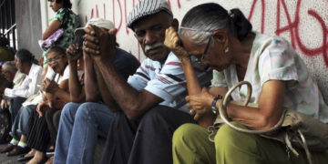 Jubilados y pensionados en el Día del Adulto Mayor: sin poder adquisitivo nos hemos convertido en dependientes de nuestros hijos y nietos