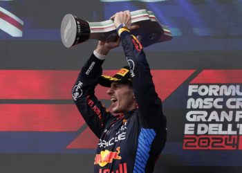 Verstappen resiste la embestida final de Norris y refuerza su liderato en Imola
