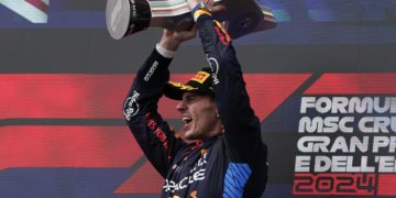 Verstappen resiste la embestida final de Norris y refuerza su liderato en Imola