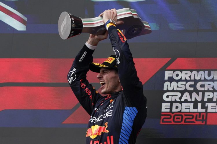El triple campeón del mundo neerlandés Max Verstappen (Red Bull) celebra su triunfo en Imola, Italia EFE/EPA/DANILO DI GIOVANNI