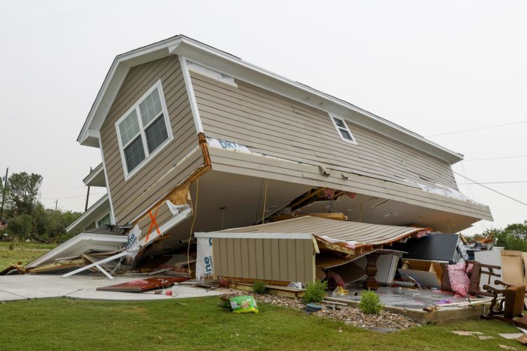 Vista general de una casa inclinada de lado después de ser golpeada por un tornado en Temple, Texas, EE.UU., el 23 de mayo de 2024. EFE/EPA/Adam Davis