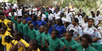 Mujeres de pueblo colombiano se resisten a que niños olviden sus raíces por la tecnología